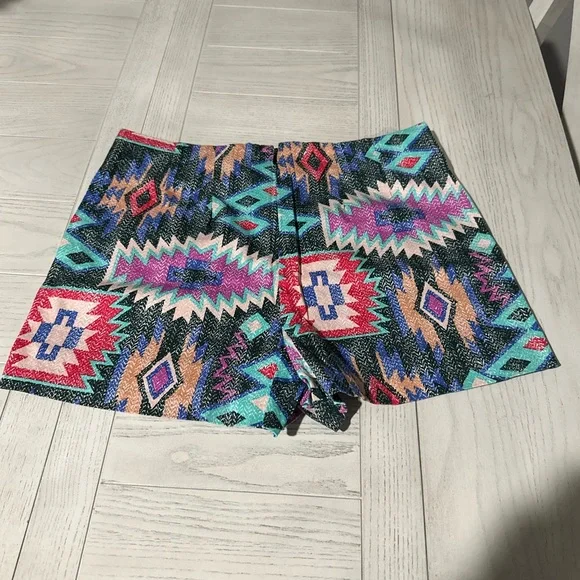 Vestique High Waist Red and Pink Shorts with Geometric Pattern - Picture 3 of 5